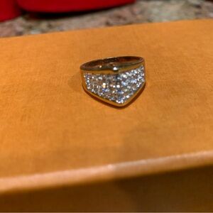 Absolutely irresistible fashion Dimond like looking expensive ring. Size 5.5